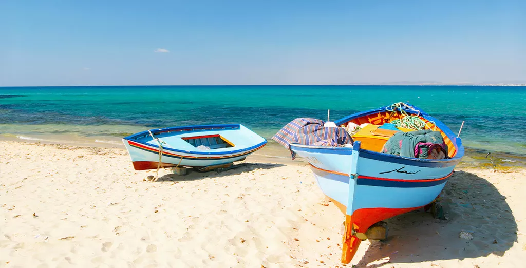 Un bateau sur la plage de Djerba